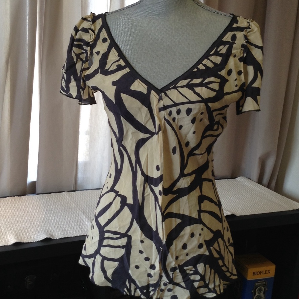 ANTHROPOLOGIE Tea and Honey brand silk top. SZ S